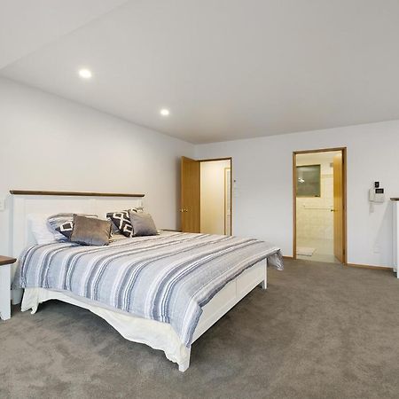 Huge Lakefront Delight - Queenstown Holiday Home Экстерьер фото